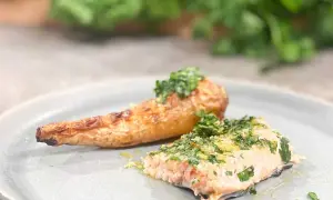 Ugnsbakad lax och rotfrukt med en fräsch gremolata. Ett enkelt gremolata recept som lyfter hela rätten.