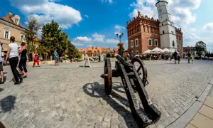 Rynek w Sandomierzu z armatą i Ratuszem. Atrakcje Sandomierza i okolic przyciągają turystów.