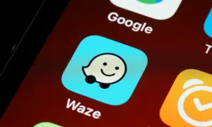 Icône Waze sur un écran de smartphone, prête pour une utilisation avec Android Auto.