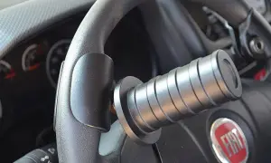 Pompa sul volante per chi è tetraplegico, significato di indipendenza e mobilità.