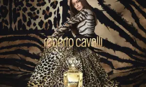 Kobieta w panterce i tygrysie, obok flakon roberto cavalli parfum. Dzikie piękno i luksus.