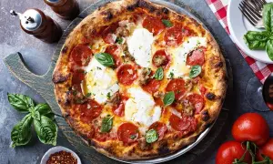 Jaki ser do pizzy? Ekspert radzi: Mozzarella, mieszanki i triki