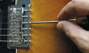 Jak wyregulować gryf w gitarze elektrycznej, aby uniknąć brzęczenia i wysokiej akcji