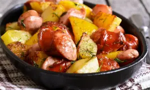Kiełbasa z ziemniakami: Prosty przepis na obiad idealny