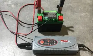 Czy można ładować akumulator motocyklowy prostownikiem samochodowym? Uważaj na ryzyko!