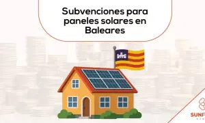 Casa con paneles solares y bandera de Baleares, rodeada de pilas de monedas. Subvenciones placas solares Baleares.