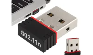 Kompaktowy adapter Wi-Fi USB 802.11n podłączony do laptopa, zapewniający szybki internet.