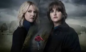 Två kvinnor med oroliga blickar, en pojke springer på en stig. En dramatisk bild från shetland serie.