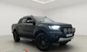 Svart Ford Ranger till salu med extraljus och svarta fälgar. Perfekt för äventyr!