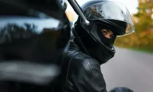 Jakie słuchawki do kasku motocyklowego wybrać, aby nie żałować?