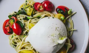 Une burrata crémeuse sur des pâtes aux tomates cerises et basilic. Une recette simple et savoureuse.