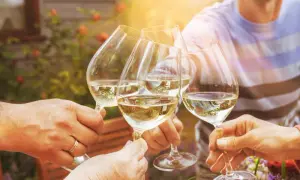 Ile kalorii ma wino białe wytrawne? Sprawdź, co musisz wiedzieć
