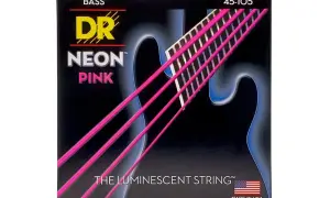 Opakowanie strun basowych DR Neon Pink. Zestaw 45-105. Ile strun ma gitara? Zwykle 6, ale basowe mają 4 lub 5.