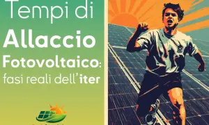 Tempi di allaccio fotovoltaico: un ragazzo corre verso il sole tra pannelli solari, simboleggiando l'energia pulita e il futuro.