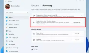 Opcja "Napraw problemy przy użyciu Windows Update" pozwala na reinstalację systemu, co jest jednym ze sposobów, jak zainstalować Windows 11, zachowując dane.