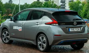 Grå Nissan Leaf med texten "ViBilägare TESTAR" på sidan. Bilen står vid en kaj, kanske med ett nissan leaf problem att undersöka.