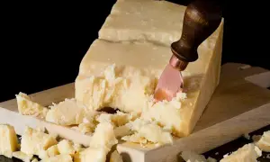 Czy parmezan ma laktozę? Odkryj, dlaczego jest bezpieczny dla Ciebie
