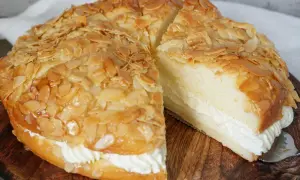 Ein köstlicher Bienenstich-Kuchen, gebacken in einer Springform, mit einer üppigen Sahnefüllung und knusprigen Mandeln.