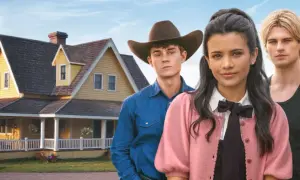 Tre unga vuxna framför ett gult hus, kanske en ny vändning i my life with the walter boys season 2.