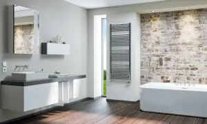 Nowoczesna łazienka z wanną, umywalką i designerską drabinką na ręczniki.