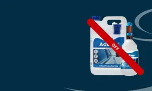 Två behållare med AdBlue, en stor dunk och en mindre flaska, med en röd diagonal linje över som indikerar "OFF". Ett problem med AdBlue kan lösas med dessa.