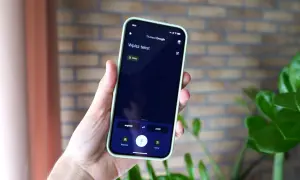 Telefon z aplikacją Tłumacz Google. Możesz wpisać tekst, użyć głosu lub aparatu do tłumaczenia. Dostępny jest tłumacz offline.