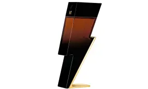 Flakon perfum w kształcie błyskawicy, symbolizujący **bad boy**a. Ciemny, błyszczący design z gradientem od czerni do bursztynu.