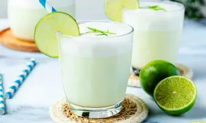 Erfrischende alkoholfreie Cocktails mit Limettenscheiben und Strohhalmen. Perfekt für heiße Tage!