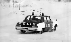 En modig polisbil, en Valiant, kör genom snön.