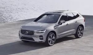Elegancki, srebrny Volvo XC60 T6 prezentuje się nad wodą.
