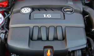 Silnik 1.6 MPI z Golfa 5. Widoczna pokrywa silnika z logo VW i oznaczeniem pojemności.