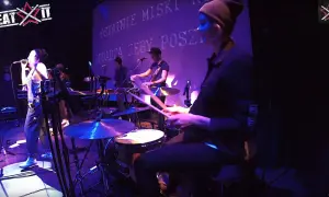 Wiktoria Jakubowska na perkusji, w rytmie muzyki, z pałeczkami w dłoniach, tworzy energię na scenie.