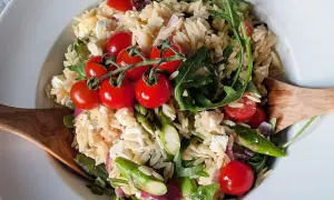 Leckerer Nudelsalat mit Spargel, Kirschtomaten, Feta und Rucola. Ein frischer Genuss!