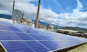Paneles solares en Navarra, un paso hacia la sostenibilidad. La industria se moderniza con subvenciones para placas solares, aprovechando la energía limpia.