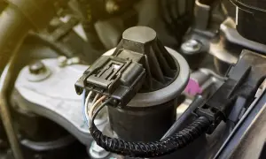 Conector de cableado de un componente del motor, posiblemente para anular egr. Cables de colores entran en un conector negro.