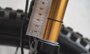 Amortyzator enduro: Powietrze czy sprężyna? Wybierz idealny damper!