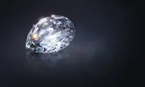 Błyszczący diament, wielka gwiazda Afryki, odbija światło na ciemnym tle.