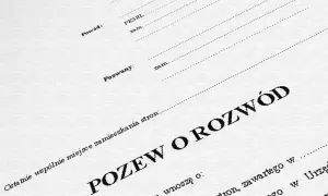 Fragment dokumentu "POZEW O ROZWÓD", zawierający pola do wypełnienia, np. "Powód:", "Pozwany:", "PESEL", "ostatnie wspólne miejsce zamieszkania stron". Pomocny przy pisaniu pozwu rozwodowego za porozumieniem stron.