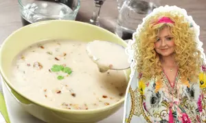 Kremowa zupa grzybowa w misce, łyżka z zupą i kobieta z kręconymi blond włosami.