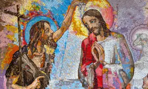 Chrzest Jezusa w Jordanie przez świętego Jana Chrzciciela. Mozaika przedstawia biblijną scenę z kolorowym tłem.