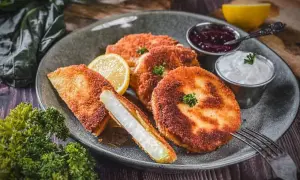 Kohlrabi mal anders: knusprig panierte Kohlrabi-Scheiben mit Dip und Beerensoße. Ein Genuss für alle Sinne!