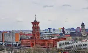 Das Rote Rathaus Berlin, ein imposantes Backsteingebäude mit Turm, dominiert die Stadtsilhouette.