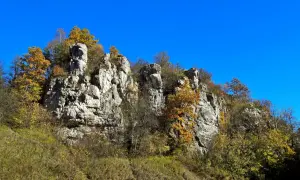 Skały wapienne w jesiennej odsłonie, porośnięte kolorowymi drzewami. Dolina Kluczwody zachwyca o tej porze roku.