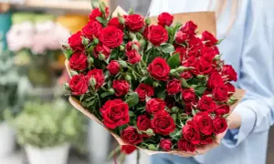 Bukiet czerwonych róż, symbolizujących miłość i namiętność. 12 róż znaczenie to idealny prezent dla ukochanej osoby.