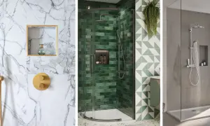 Tres baños modernos con duchas y **baños con hornacina de obra** integradas, uno con mármol, otro con azulejos verdes y el último con paredes grises.