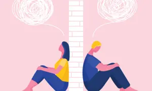 Coppia seduta schiena contro schiena, separata da un muro. Pensieri confusi simboleggiano la paura di essere feriti e la difficoltà di comunicazione.