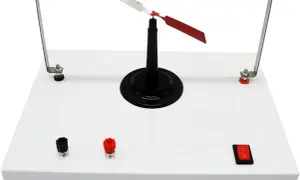Ein Experimentaufbau für den Oersted-Versuch mit einem drehbaren Zeiger, der auf elektrische Ströme reagiert.