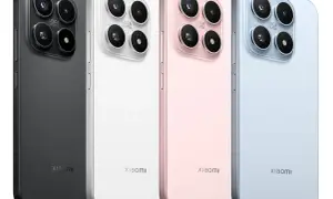 Cztery telefony Xiaomi w kolorach czarnym, białym, różowym i niebieskim. Zapowiedź premiery Xiaomi z potrójnym aparatem Leica.