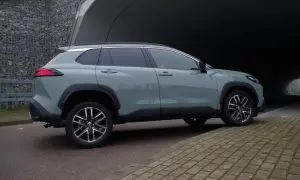 Szary Toyota Corolla Cross na tle tunelu. Wiele osób szuka toyota corolla cross opinie przed zakupem.
