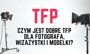Dwa reflektory studyjne i napis "TFP". Co to tfp? Dobre dla fotografa, wizażystki i modelki.